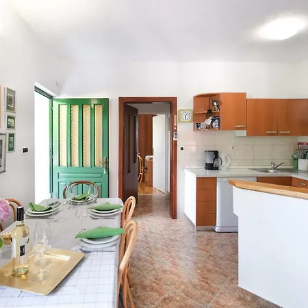 Zore Apartment *