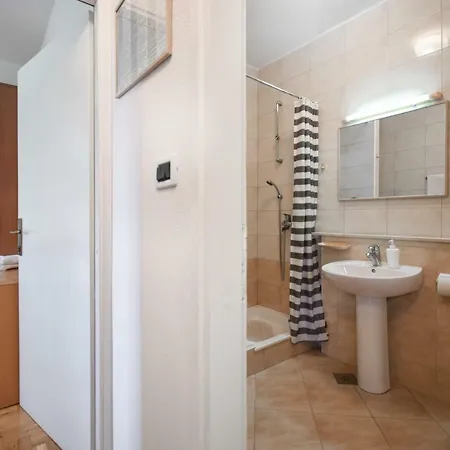 Zore Apartment *