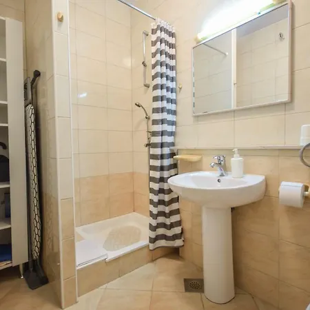 Zore Apartment *
