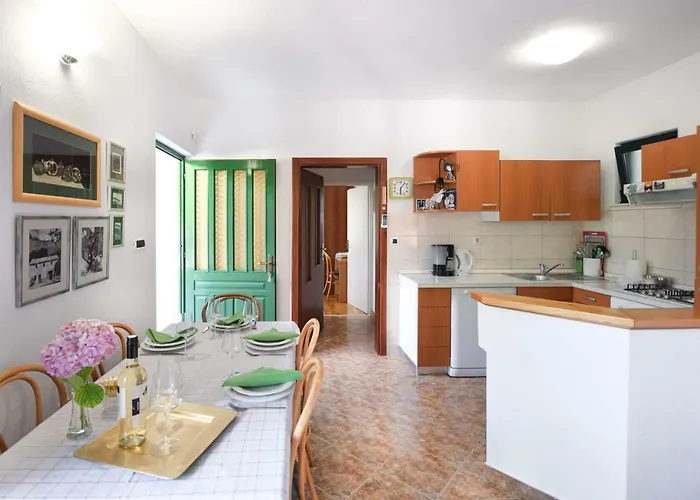 Zore Apartment *
